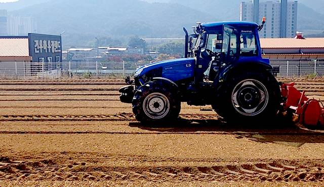 24일 경북 김천에서 열린 LS엠트론 시연회에 선보인 자율작업 트랙터.
