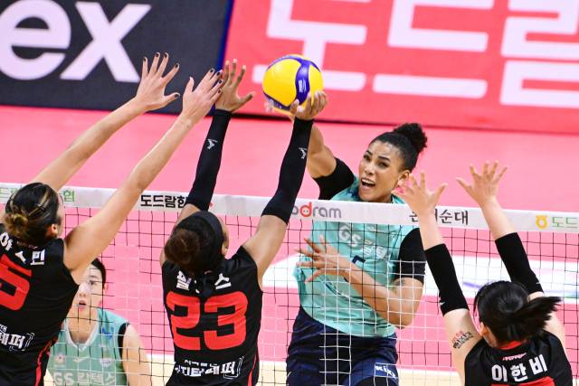실바가 막강 화력으로 공격을 펼치고 있다 / 한국배구연맹.