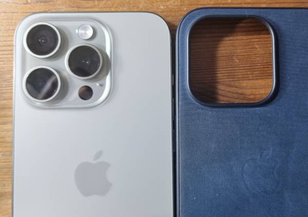 아이폰 15 프로와 케이스. 정옥재 기자