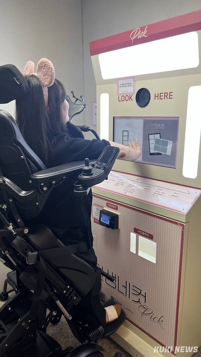 친구들처럼 ‘네컷 사진’을 꼭 한 번 찍어보고 싶었다는 중증장애인 한모(32세)씨. 몸을 세우고 높이를 조절할 수 있는 고기능 휠체어를 시연하면서 소원을 이뤘다. 독자 제공