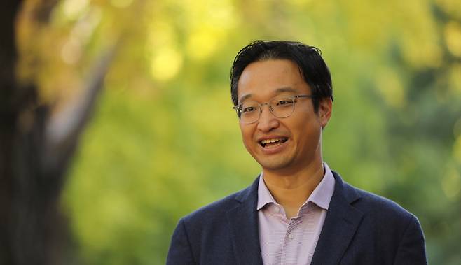 지난 10월 20일 <이탈리아로 가는 길>의 조귀동 작가가 서울 정동 경향신문사 앞에서 인터뷰를 하고 있다. / 강윤중 기자