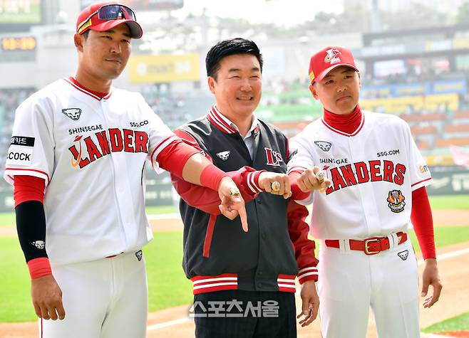 SSG 주장 한유섬, 민경삼대표이사, 김원형 감독이 인천SSG랜더스필드에서 한국시리즈 우승을 기념하는 반지를 선보이고 있다. 강영조기자 kanjo@sportsseoul.com