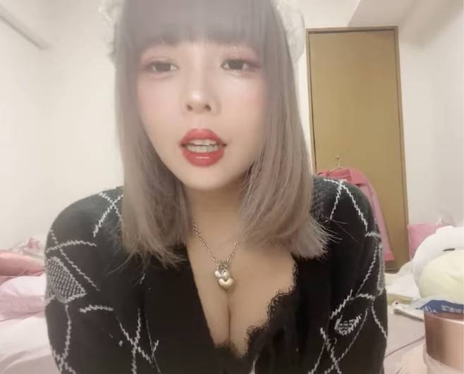 와타나베마이씨는 최근 사기 방조 혐의로 체포됐다. 그의 꽃뱀 매뉴얼을 읽고 중년 남성에게 1065만엔을 뜯어 내려던 여대생 꽃뱀이 경찰에 잡히면서 혐의가 드러났다./유튜브
