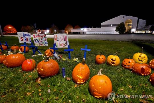 29일(현지시간) 미국 메인주 루이스턴 총기 난사 현장 앞에 놓여진 조형물 루이스턴AP=연합뉴스.