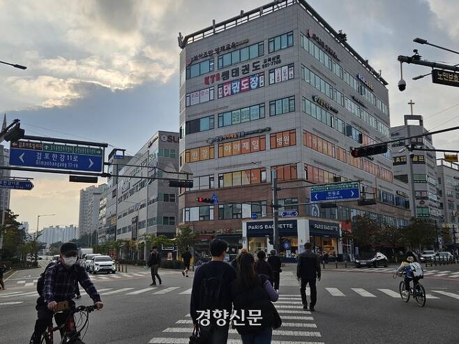 31일 경기 김포시 운양동 한 사거리에서 시민들이 횡단보도를 건너고 있다. 박채연 기자