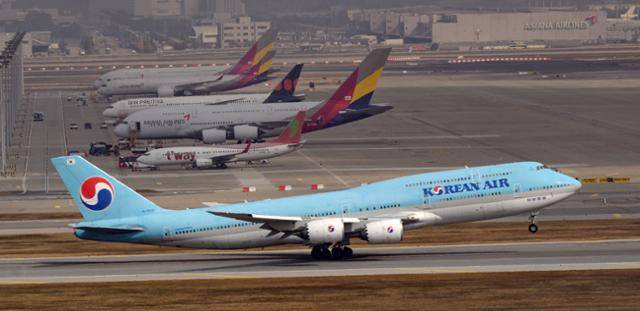아시아나항공 이사회가 열린 지난달 30일 인천국제공항 제2여객터미널 계류장에 아시아나항공과 대한항공 여객기가 주기돼 있다. 이날 이사회에서는 대한항공과 아시아나항공의 기업결합 절차에 중대한 영향을 미칠 '화물사업 분리 매각 여부'가 논의된 것으로 알려졌다. 영종도=하상윤 기자