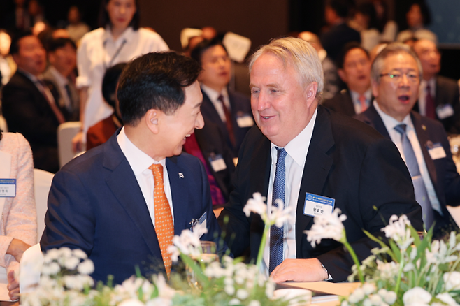 김기현 국민의힘 대표(왼쪽)와 인요한 혁신위원장이 지난 31일 서울의 한 호텔에서 열린 제55회 대한민국 국가조찬기도회에서 대화를 나누고 있다. <연합뉴스>