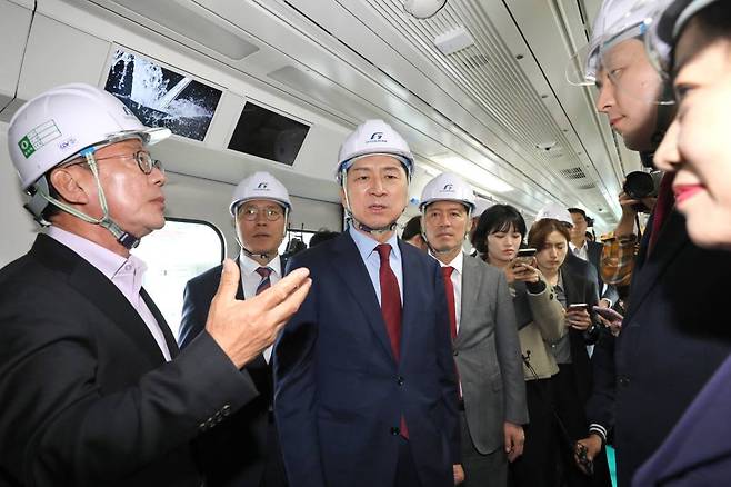 김기현 국민의힘 대표가 30일 오후 경기도 김포시 양촌읍 김포한강차량기지를 찾아 김포골드라인 전철에 올라 설명을 듣고 있다. 2023.10.30. /사진=뉴시스