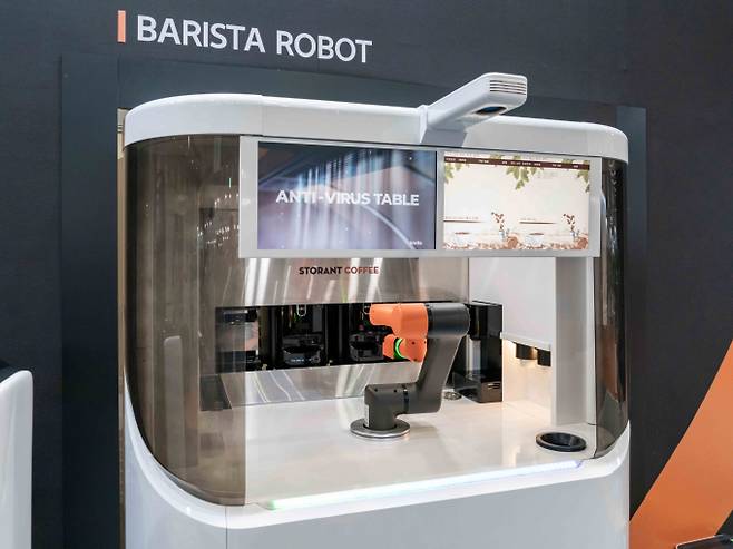 중국산 서비스로봇이 국내 시장을 점령하고 있어 우려의 목소리가 나온다. 사진은 한화로보틱스의 바리스타 로봇. /사진=한화로보틱스