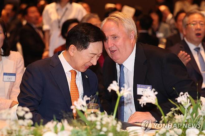 국가조찬기도회서 대화하는 김기현-인요한 (서울=연합뉴스) 임화영 기자 = 국민의힘 김기현 대표(왼쪽)와 인요한 혁신위원장이 31일 오전 서울의 한 호텔에서 열린 제55회 대한민국 국가조찬기도회에서 대화를 나누고 있다. 2023.10.31 hwayoung7@yna.co.kr