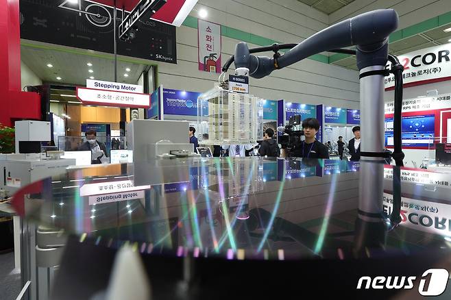 25일 서울 강남구 코엑스에서 열린 반도체대전에서 관람객들이 반도체 공정 로봇 자동화 솔루션을 살펴보고 있다. 2023.10.25/뉴스1 ⓒ News1 신웅수 기자