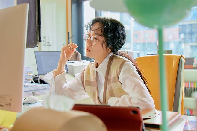 임수정은 혼자가 싫은 출판사 편집장으로 분했다. 사진제공=롯데엔터테인먼트