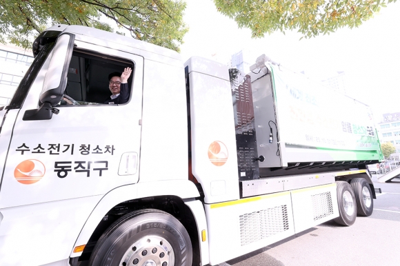 박일하 서울 동작구청장이 지난달 31일 동작구청에서 열린 세계 첫 수소전기 청소차 도입식에서 차량을 시승해 보고 있다. 동작구 제공
