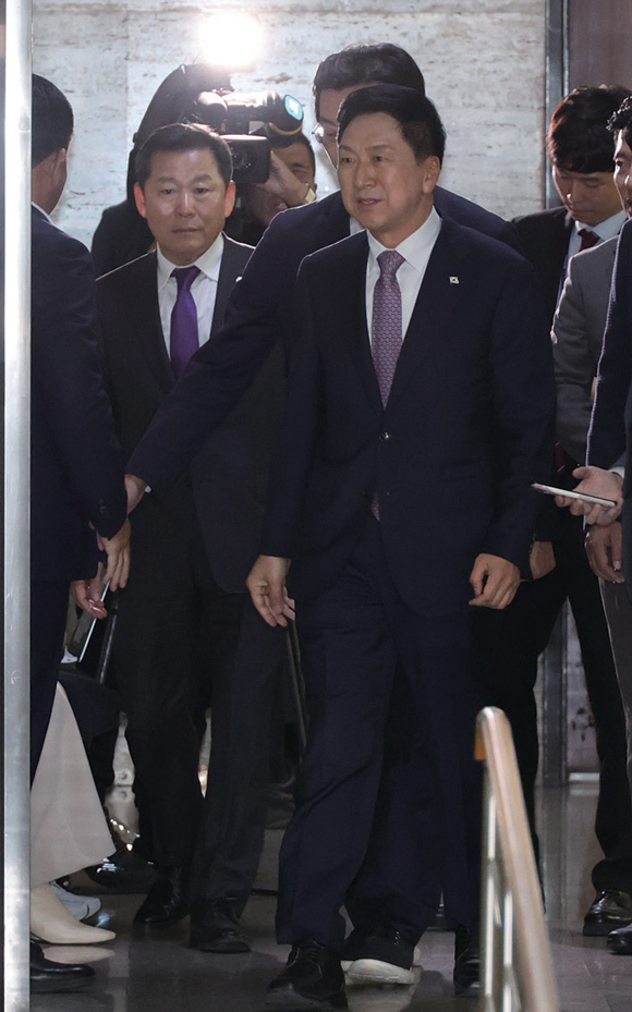 김기현 국민의힘 대표(오른쪽)와 이철규 전 사무총장(왼쪽) ⓒ연합뉴스