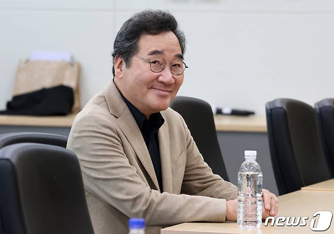 이낙연 전 국무총리가 25일 서울대학교 국제대학원 국제회의실에서 서울대 통일평화연구원 주최로 열린 '대한민국 생존전략' 평화학세미나에 참석하고 있다. 2023.10.25/뉴스1 ⓒ News1 김성진 기자