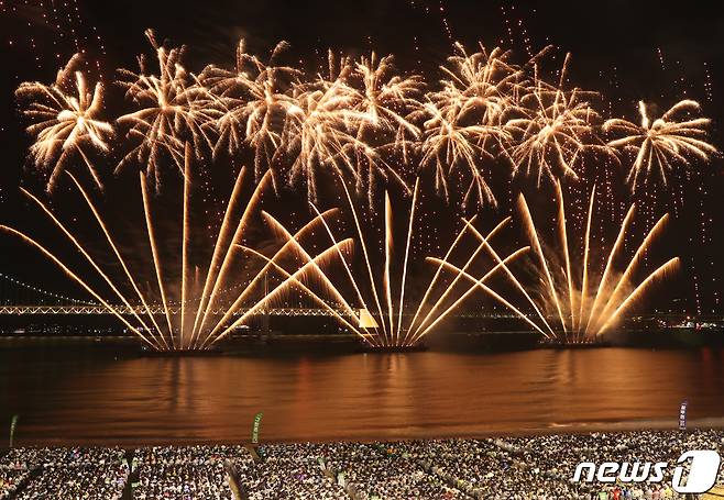 4일 오후 부산 수영구 광안리해수욕장 일대에서 열린 '제18회 부산불꽃축제'에서 화려한 불꽃이 부산 밤바다를 수놓고 있다. 2023.11.4/뉴스1 ⓒ News1 윤일지 기자