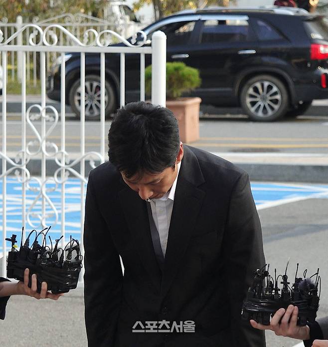 28일 마약 투약 혐의로 입건한 배우 이선균이 경찰 소환 조사를 받기 위해 28일 인천논현경찰서로 출석하고 있다. 인천 | 윤수경기자 yoonssu@sportsseoul.com