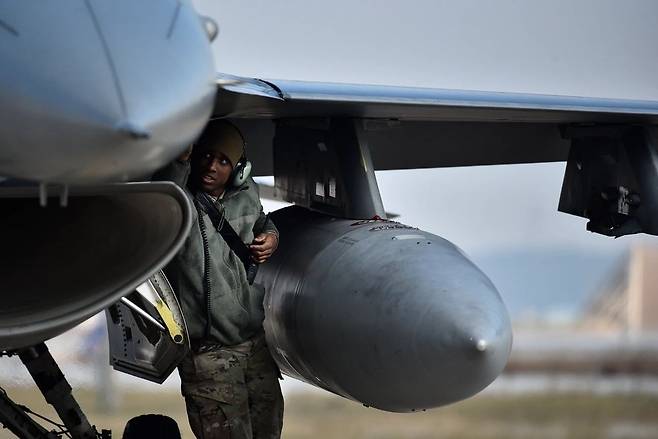 군산기지 미 8전비 대원이 F-16 전투기를 점검하고 있다. /미군