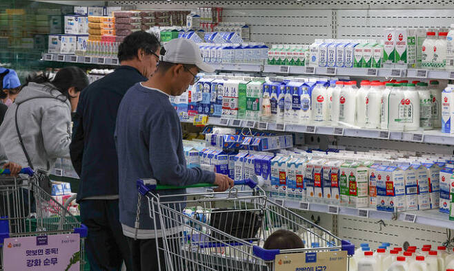 5일 서울의 한 대형마트에서 시민들이 유제품을 구매하고 있다. 소비자 물가가 3개월 연속 3~4%대로 고공행진하고 있다. 지난달 우유 물가가 14% 이상 올라 글로벌 금융위기 이후 14년여 만에 최고치를 기록했다. 최상수 기자