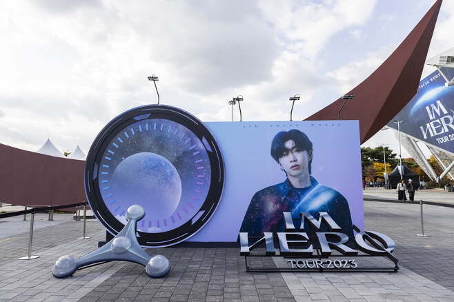 Singer Lim Young-woong has taken control of KSPO DOME with azure all over it.The 2023 Lim Young-woong National Tour Concert  ⁇ IM HERO ⁇  (Im Hero) Seoul performance was held at KSPO DOME from October 27 to 28, 29 and November 3 to 4, 5.At the Seoul Concert, which opens the door to the national tour, Lim Young-woong has a 360-degree stage with a variety of songs that are still loved, such as the new song  ⁇  Do or Die  ⁇ ,  ⁇  sand grains  ⁇ ,  ⁇  rainbow  ⁇ ,  ⁇  London Boy  ⁇  , And stimulated fans with intense performances with more sophisticated visuals.As the mysterious and vast universe is the concept, the spectacular and magnificent scale, spectacular and exciting images that capture the eyes and ears of the audience at once, stage effects, band sessions and choreography feasts were outstanding, and the more elegant Lim Young-woong Concert I also emphasized.Lim Young-woongs unforgettable attitude and sense of humor captivated both young and old, and Lim Young-woong and heroic ages azure space travel led to a series of impressions and admiration.Lim Young-woong responded to fans requests for Walk the Line with a huge gift.On May 25th and 26th, 2024, Sangam World Cup Stadium will announce that everyones dreams will come true. I plan to write a new history.In addition, Lim Young-woongs consideration for heroic age did not stop.There are a lot of things to see and enjoy, such as face painting, tour commemorative stamping, sending postcards to space man resembling heroic age, life-size and photo zone, which everyone can participate in.Lim Young-woongs Deagu Concert will be held on November 24th, 25th and 26th at Deagu EXCO Dongguan, and Busan Concert will be held on December 8th, 9th and 10th at BEXCO 1st and 2nd Halls.The Daejeon Concert will be held on December 29, 30, and 31, and the Gwangju Concert will be held on January 5, 6, and 7, 2024 at the Kim Daejung Convention Center.