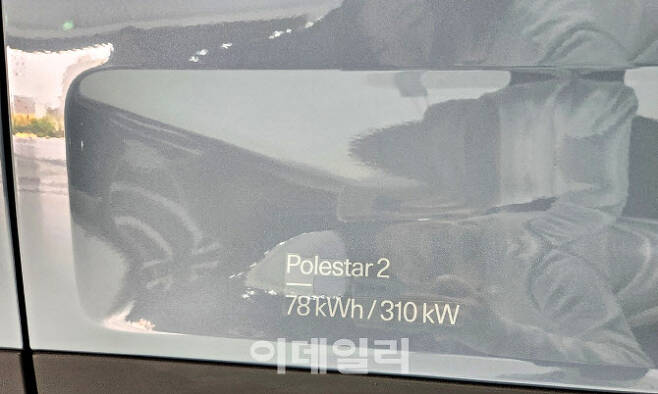 지난달 31일 시승한 업그레이드 폴스타 2 운전석 하단에 로고가 새겨져 있다. (사진=이데일리 이다원 기자)
