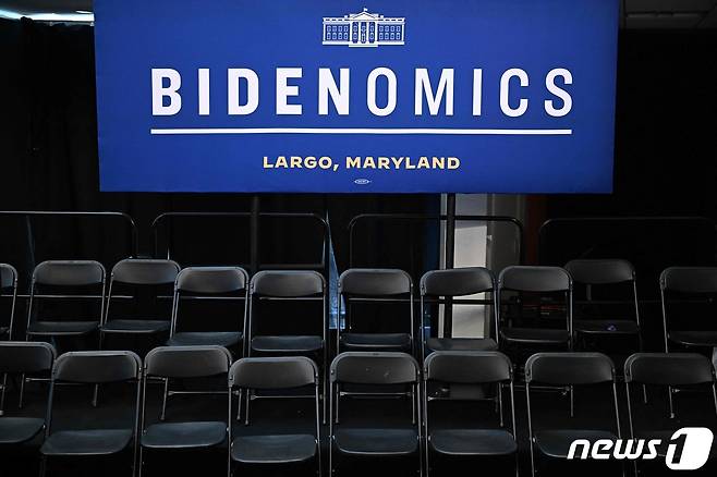 14일(현지시간) 미국 메릴랜드주 라르고에 있는 프린스조지 커뮤니티 칼리지에 조 바이든 미국 대통령의 경제 정책인 '바이드노믹스'를 홍보하는 현수막이 내걸려 있다. 이날 바이든 대통령은 자신의 경제 분야 치적에 대한 홍보 연설을 했다. 2023.09.14/ ⓒ AFP=뉴스1 ⓒ News1 홍유진 기자