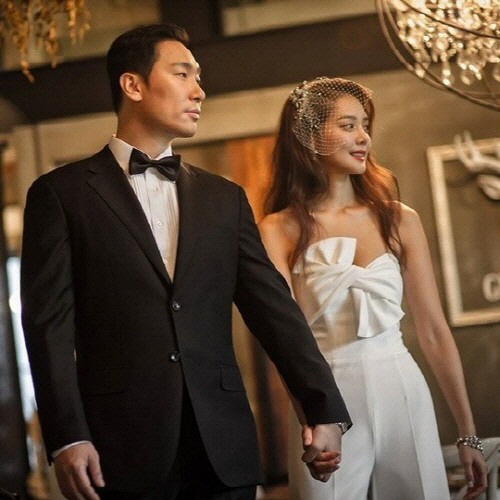 Reimer Ahn Hyun-mo and his wife broke up after six years of marriage.Reimer and Ahn Hyun-mos divorce adjustment process has recently been finalized. The two have decided to remain friends and support each others future, said Brandnew Music, an agency on the 6th.Reimer and Ahn Hyun-mo, who married in 2017, showed off their affection by appearing on SBS Sangmyonmong - You Are My Destiny and tvN Our Cha Cha Cha, but they started to separate from May and eventually walked their own way.The agency did not comment on the reason for the divorce, but the failure to overcome the personality difference led to the separation. The two men reportedly included Do not slander each other in the divorce conditions such as property division.The marital conflict that Reimer and Ahn Hyun-mo showed on the air is being re-illuminated.In Our Cha Cha Cha, Reimer and Ahn Hyun-mo did not fit from one to ten.While Reimer appeared heartfelt on meals, Ahn Hyun-mo vented his frustration on the casual Reimer to Jasin with a walker holler.Reimer did not respond to Ahn Hyun-mos eye sickness, but instead made him run errands such as a health checkup, booking a singers dinner place, earning airline mileage, and paying taxes.I dont remember anything I dont care about. I only remember what I want to remember, he said, adding that Ahn Hyun-mo likes to take care of Jasins work for him.The two then clashed over their respective hobbies.In MBC Radio Star, which appeared in February, Ahn Hyun-mo pointed out Reimers economic idea.MCs introduced Ahn Hyun-mo as an entertainment bodhisattva following actor Choi Min-soos wife Kang Ju-eun, and Ahn Hyun-mo said, My husband surprisingly has no economic idea. He has a budget and wants to move to a good house unconditionally.Ahn Hyun-mo complained to Reimer about the contract in Sangmyonmong 2. In addition, Ahn Hyun-mo complained about the contract.Reimer debuted as a rapper in 1996 and runs Brand New Music. Recently, he appeared on KBS2 Boss Ears Donkey Ears.