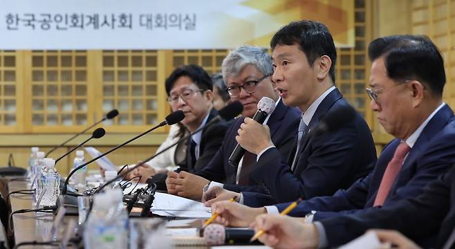 이복현 금융감독원장이 6일 서울 서대문구 한국공인회계사회 대회의실에서 열린 회계법인 CEO 간담회에서 모두 발언을 하고 있다. /뉴스1