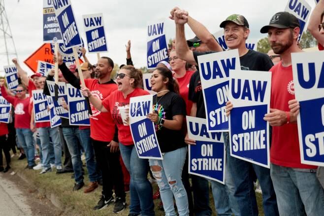 10월 29일(현지시간) 제너럴모터스(GM)의 미국 미시간주 델타타운십  랜싱델타공장에서 전미자동차노조(UAW) 조합원들이 피켓 시위를 하고 있다. /로이터=뉴스1