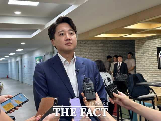 이준석 전 국민의힘 대표가 인요한 혁신위원장을 향해 영어로 만남을 거절한 것을 두고 '인종차별'이란 비판이 나온다. /박성원 기자