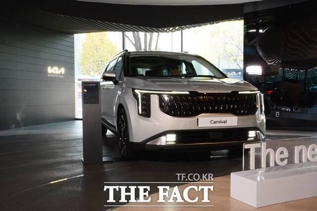 기아 '더 뉴 카니발'의 가격은 3.5 가솔린 3470만 원부터, 2.2디젤 3665만 원, 1.6 하이브리드는 3925만 원부터 시작한다. /김태환 기자