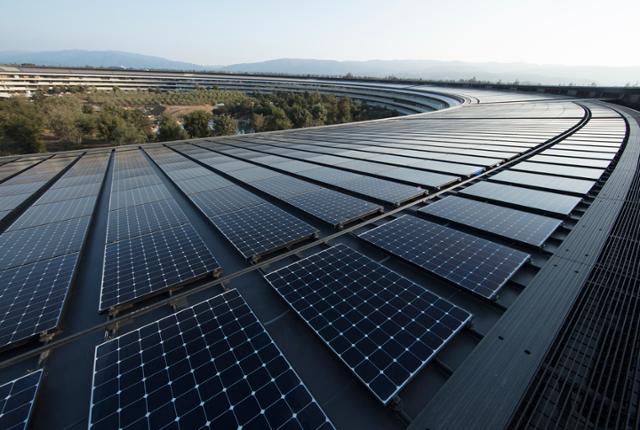 미국 캘리포니아주 쿠퍼티노에 위치한 애플 본사 '애플파크'의 지붕 모습. 17㎿(메가와트) 규모의 전력을 생산할 수 있는 태양광 패널로 뒤덮여 있다. 2017년 건립 당시 세계 최대 규모였다. 애플 제공