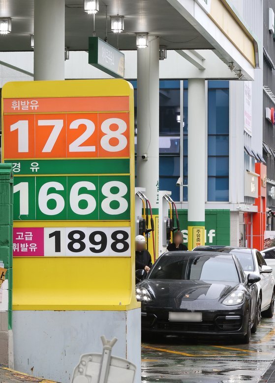 한국석유공사 유가 정보 서비스 ‘오피넷’에 따르면 지난 5일 전국 주유소의 휘발유 평균 판매가격은 L당 1728.69원으로 4주 연속 하락세를 보였다. 사진은 서울 시내 한 주유소. [연합뉴스]
