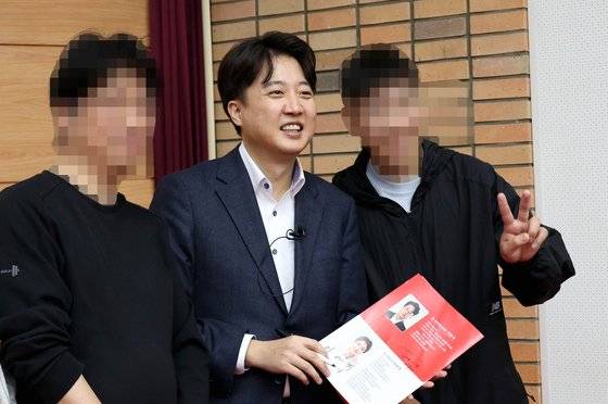 이준석 전 국민의힘 대표가 4일 오후 부산 경성대학교에서 열린 토크콘서트에서 참석자와 함께 포즈를 취하고 있다. 연합뉴스