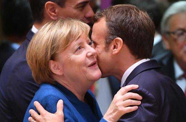 2018년 앙겔라 메르켈(왼쪽) 당시 독일 총리와 에마뉘엘 마크롱 프랑스 대통령이 브뤼셀에서 열린 EU 정상회의서 만나 볼인사를 하고 있다. AFP 연합뉴스