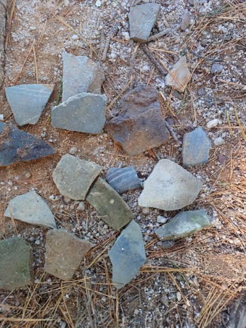 ▲ 지난 달 초 삼국시대 금귀걸이로 추정되는 유물 1점이 연곡면 영진리 고분군에서 발견된 가운데 7일 해당 현장에는 과거 석실을 조성했던 돌들과 토기 파편들로 보이는 조각들이 흩어져있다.