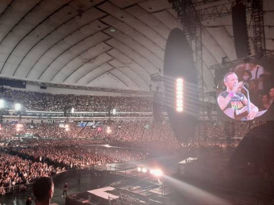 6일 일본 도쿄 도쿄돔에서 열린 콜드플레이 일본 공연에서 보컬 크리스 마틴이 방탄소년단(BTS)를 언급하고 있다.