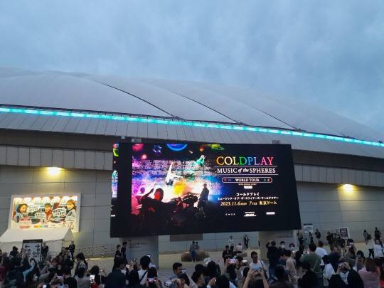 6일 일본 도쿄 도쿄돔에서 열린 콜드플레이 일본 공연 전광판
