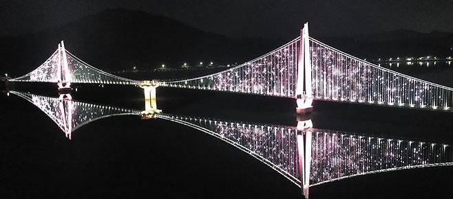 케이블에 매달아 놓은 LED 등 2만5000개가 갖가지 색으로 변하며 화려한 볼거리를 제공한다. /신현종 기자