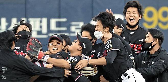 2021시즌 프로야구 정규리그 1위에 오른 KT 선수들이 얼싸안으며 기뻐하고 있다. KT는 31일 대구에서 삼성과 벌인 1위 결정전에서 승리, 2013년 창단 후 처음으로 한국시리즈에 오르는 감격을 맛봤다. 종전 최고 성적은 작년에 기록한 2위였다. 지난 시즌엔 플레이오프에서 두산에 져 한국시리즈 진출에 실패했다. /연합뉴스