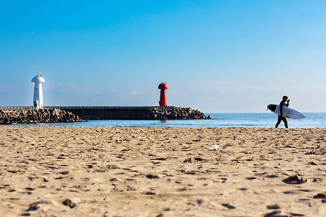 강원도 양양의 특산물인 송이 모양의 양양 물치항 등대 주변은 겨울 서핑을 즐기는 이들이 눈에 띈다. / 양수열 영상미디어 기자