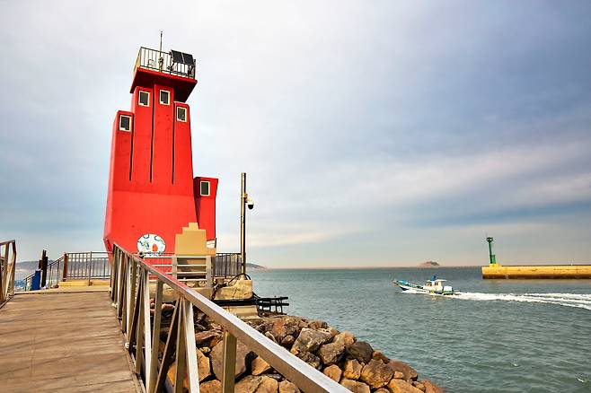선유도항 부두에서 본 '기도 등대'. 기도 등대는 곧 공개되는 '등대 스탬프 투어' 시즌3 '재미있는 등대 17개소' 중 하나로 선정됐다. / 한준호 영상미디어 기자