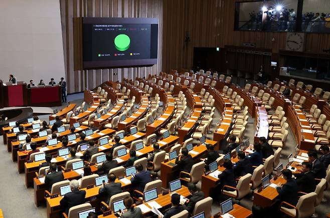 9일 서울 여의도 국회 본회의장에서 열린 제410회 국회(정기회) 제11차 본회의에서 방송법 개정안이 통과되고 있다. /사진=뉴스1