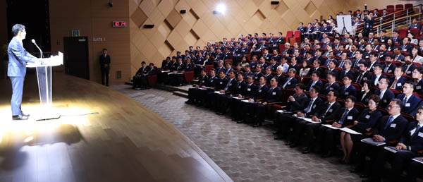 지난 8월 10일 세종시 정부세종청사에서 김창기 국세청장 주재로 열린 2023년 하반기 전국 세무관서장회의 참석자들이 김 청장의 발언을 경청하고 있다. / 연합뉴스