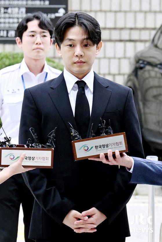 마약류관리법 위반(향정), 증거인멸교사, 범인도피 등의 혐의를 받고 있는 배우 유아인에 대한 두 번째 구속 전 피의자 심문(영장실질심사)을 받기 위해 21일 오전 서울 서초구 서울중앙지법에 출석하고 있다. 김현우 엔터뉴스팀 기자 kim.hyunwoo3@jtbc.co.kr (콘텐트비즈니스본부)