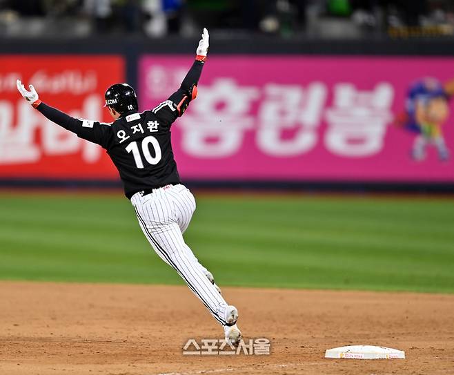 LG 5번타자 오지환이 10일 수원KT위즈파크에서 열린 2023KBO리그 LG트윈스와 KT위즈의 한국시리즈 3차전 9회초 김재윤을 상대로 역전 3점홈런을 터트린 후 홈인하고 있다. 2023.11.10.수원 | 강영조기자 kanjo@sportsseoul.com