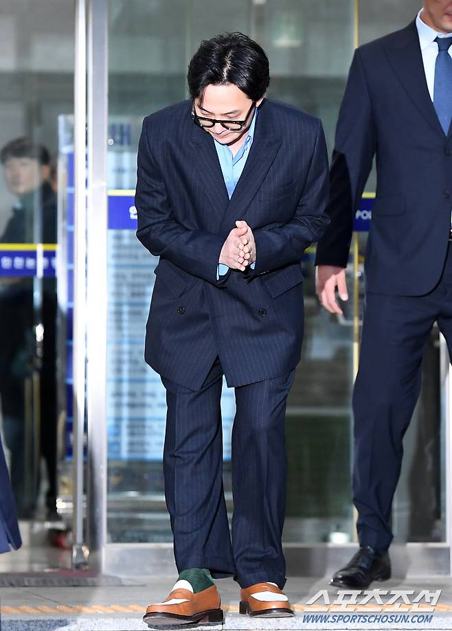 마약 투약 혐의를 받는 그룹 빅뱅 출신 가수 지드래곤(본명 권지용)이 6일 인천 논현경찰서에 출석해 조사를 마친 뒤 나서고 있다. 인천=박재만 기자 pjm@sportschosun.com