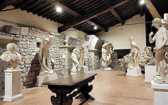 미켈란젤로가 태어난 아레초의 마을 ‘카프레제 미켈란젤로’. 내부 작품은 복제품이다./casanatale michelangelo