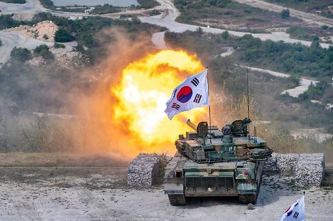 대한민국 육군 전차가 화염을 뿜으며 포를 쏘고 있다. 우크라이나와 러시아 전쟁에서 전차전이 치열하게 벌어지면서 첨단 과학장비가 사용되는 현대전에서도 전차 등을 이용한 지상전의 중요성이 재확인되고 있다. /육군