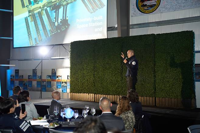 2022년 6일 미국 LA에서 열린 '케어 인 스페이스(CIS)' 챌린지에서 김정균 보령 이사회 의장이 우주정거장 사진을 띄우고 장차 민간 우주정거장이 우주헬스케어 분야의 연구개발 인프라가 될 것이라고 발표하고 있다./보령